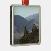 Soldaten führen Kommunikationsausrüstung ein Silbernes Ornament (Rechts)