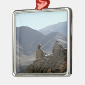 Soldaten führen Kommunikationsausrüstung ein Silbernes Ornament (Links)