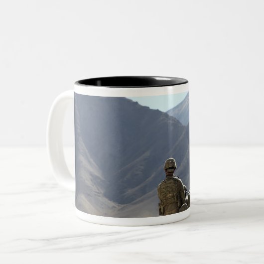 Soldaten führen Kommunikationsausrüstung ein Zweifarbige Tasse (Vorderseite Links)