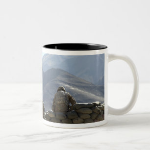 Soldaten führen Kommunikationsausrüstung ein Zweifarbige Tasse