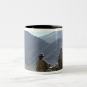 Soldaten führen Kommunikationsausrüstung ein Zweifarbige Tasse (Mittel)