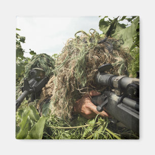 Soldaten gekleidet in ghillie Anzügen Magnet