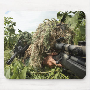 Soldaten gekleidet in ghillie Anzügen Mousepad