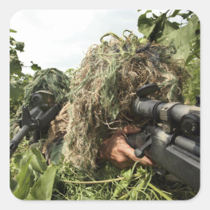 Soldaten gekleidet in ghillie Anzügen Quadratischer Aufkleber