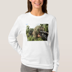 Soldaten gekleidet in ghillie Anzügen T-Shirt
