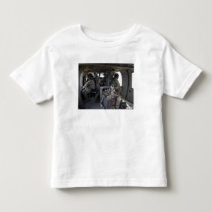 Soldaten passen für Gefahren auf Kleinkind T-shirt