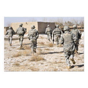 Soldaten reagieren auf einen Handfeuerwaffeangriff Fotodruck