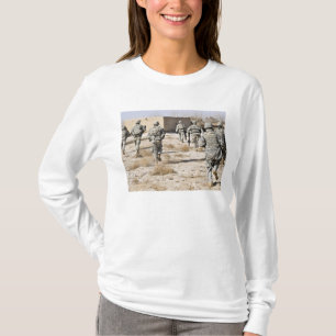 Soldaten reagieren auf einen Handfeuerwaffeangriff T-Shirt