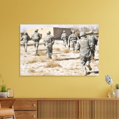 Soldaten reagieren auf einen Kleinwaffenangriff Leinwanddruck (Insitu (Wohnzimmer))