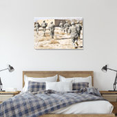 Soldaten reagieren auf einen Kleinwaffenangriff Leinwanddruck (Insitu (Schlafzimmer))