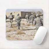 Soldaten reagieren auf einen Kleinwaffenangriff Mousepad (Mit Mouse)