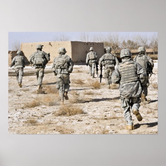 Soldaten reagieren auf einen Kleinwaffenangriff Poster (Vorne)