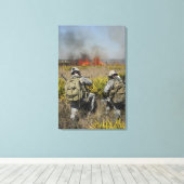 Soldaten rufen Informationen an Leinwanddruck (Insitu (Holzboden))