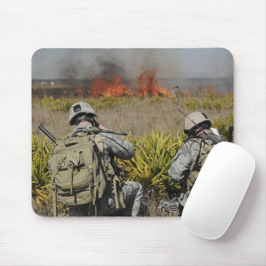 Soldaten rufen Informationen an Mousepad (Mit Mouse)