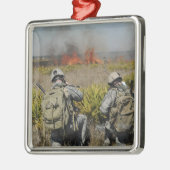 Soldaten rufen Informationen an Silbernes Ornament (Links)