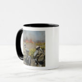 Soldaten rufen Informationen an Tasse (Vorderseite Links)