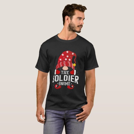 Soldier Gnome Matching Christmas PJS For Family T-Shirt (Vorne ganz)