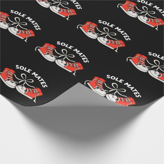 Sole Mates Funny Shoe Pun Dark BG Geschenkpapier (Ecke)