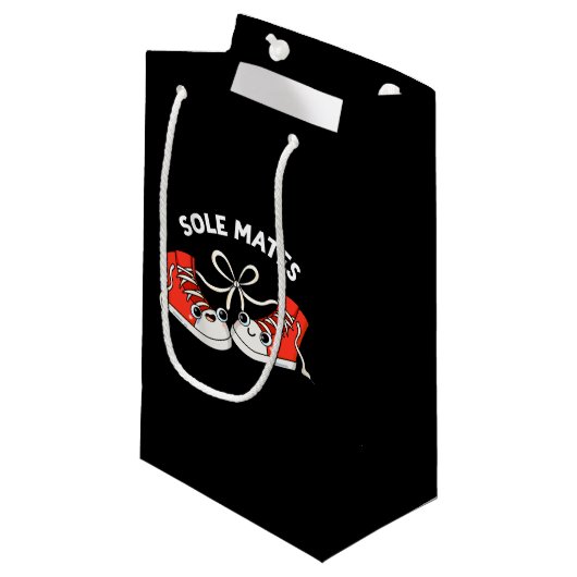 Sole Mates Funny Shoe Pun Dark BG Kleine Geschenktüte (Vorderseite Schrägansicht)