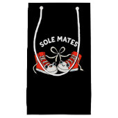 Sole Mates Funny Shoe Pun Dark BG Kleine Geschenktüte (Vorderseite)