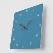 Solid Astral Blue Roman Numerals Quadratische Wanduhr (Winkel)