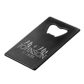 Solid Color Black Mr. & Mrs. Gastgeschenke Hochzei Kreditkarten Flaschenöffner (Vorderseite Schrägansicht)