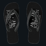 Solid Color Black Mr & Mrs Wedding Memento Badesandalen<br><div class="desc">Eine kühne Farbe mit schicken Schriftart machen ein Statement für einen Empfang Gunst oder Jubiläum Party. Elemente können leichter angepasst werden, wenn Sie zuerst alle Foto und Texte ersetzen. Wenn Ihre Kunst noch angepasst werden muss, klicken Sie auf die Schaltfläche Diese anpassen. Das bringt Sie zu einem Designbereich, wo Sie...</div>