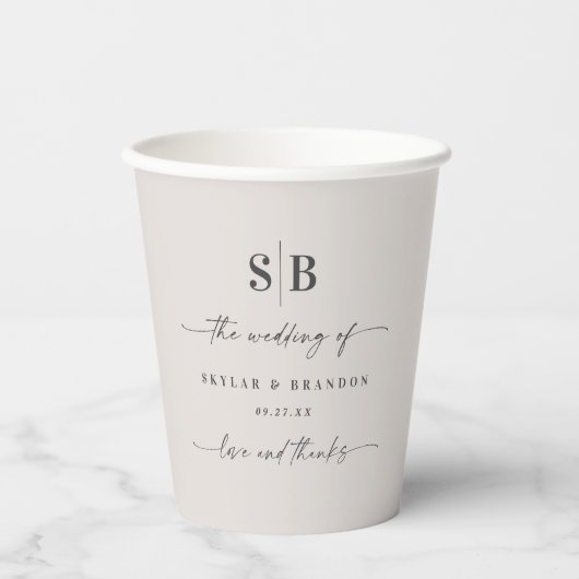 Solid Color Gardenia White Wedding Monogram Pappbecher (Vorderseite)