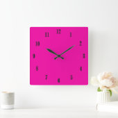 Solid Hot Pink mit schwarzen Schriftart Quadratische Wanduhr (Zuhause)