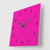 Solid Hot Pink mit schwarzen Schriftart Quadratische Wanduhr (Winkel)