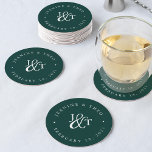 Solid Hunter Green Wedding Monogram Runder Pappuntersetzer<br><div class="desc">Solide Jäger-grüne Untersetzer für Ihre Hochzeitscocktail-Stunde oder Empfang bieten Ihre Initialen in ein Monogramm-Design gearbeitet,  verbunden mit einem dekorativen Skript-Ampersand. Ihre Namen und Ihr Hochzeitstermin erscheinen in weißer Schrift,  rund um die Außenseite gebogen. Entworfen,  um mit unserer Hochzeitskollektion in Holzhütte zu koordinieren.</div>