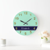 Solid Light Mint, Navy Blue Ribbon Name Monogram Große Wanduhr (Zuhause)