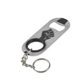 Solidaritätsfaust in der Dekoration aus Kohlenstof Schlüsselanhängerflaschenöffner (Rückseite Schrägansicht)