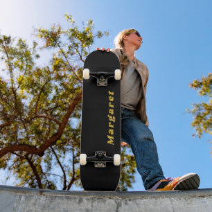 Solide schwarze Skateboard mit Ihrem Namen im Stil