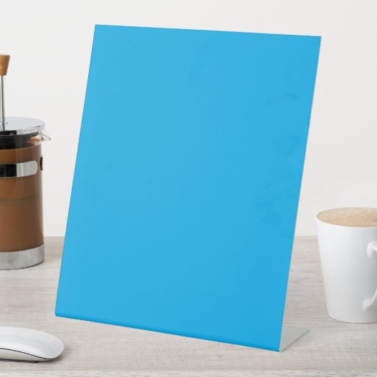 Solider Cyan-Blauer Hintergrund | Minimalistischer Sockelschild (In Situ)