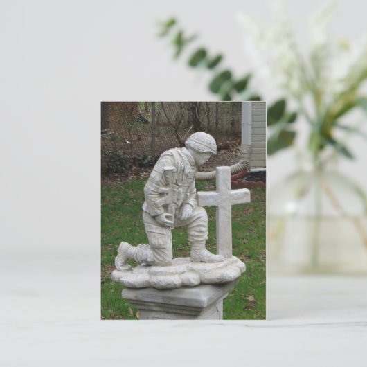Solider Kneeling Postkarte (Stehend Vorderseite)