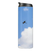 Solitary Bird Soaring Through Bright Blue Sky with Thermosbecher (Nach rechts gedreht)