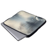 Solitary Swan on Misty Lake Laptopschutzhülle (Vorne Knopf)