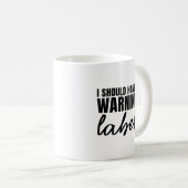 Sollte ein Warnschild Funny Sarcastic Sprichwort h Kaffeetasse (VorderseiteRechts)
