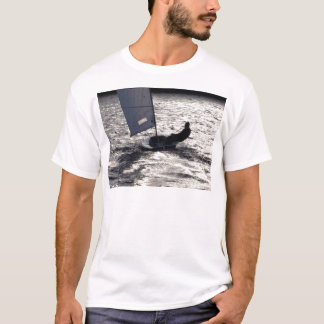 Solo- Schlauchboot-Segeln in The Sun T-Shirt