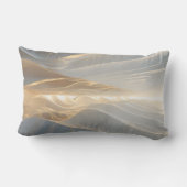 Solstice Echo – Luminous Gold Wave Abstract Throw Lendenkissen (Rückseite)