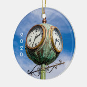 Solvang, Straßenecke Uhr und Windpumpe Keramik Ornament (Links)