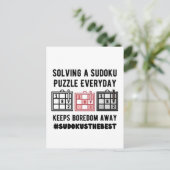 Solving a sudoku puzzle a everyday postkarte (Stehend Vorderseite)