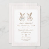 Some Bunnies Are Turning One siblings Birthday Einladung (Vorne/Hinten)