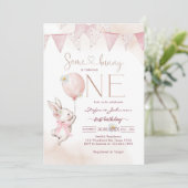 Some Bunny First 1st Birthday Invitation Einladung (Stehend Vorderseite)