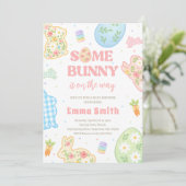Some Bunny Is On The Way Baby Shower Einladung (Stehend Vorderseite)