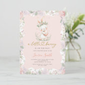 Some Bunny Is On The Way Baby Shower Einladung (Stehend Vorderseite)