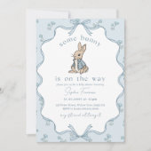 Some Bunny is on the Way Baby Shower Invite. Rusti Einladung (Vorderseite)