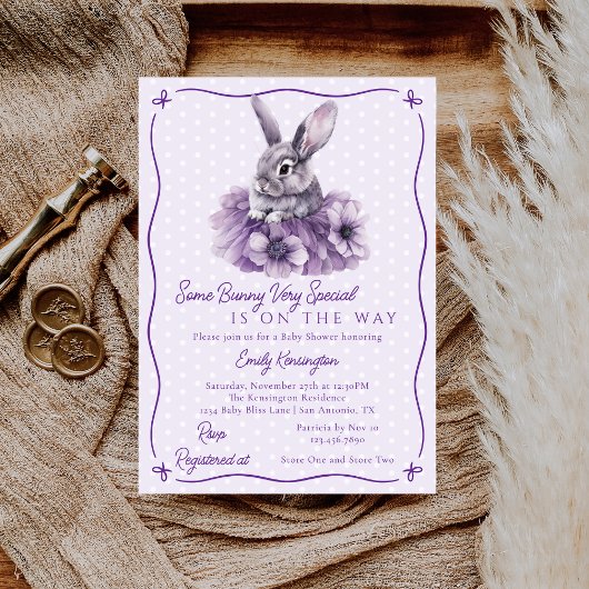 Some Bunny Is On The Way Purple Baby Shower Einladung