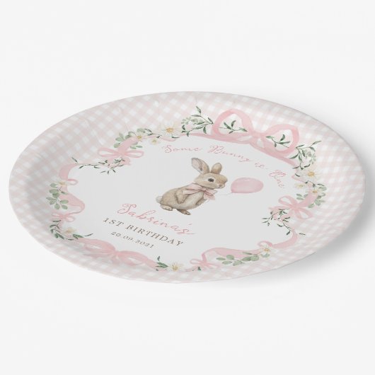 Some Bunny is One: Pink Bow Gingham 1st Birthday Pappteller (Schrägansicht)